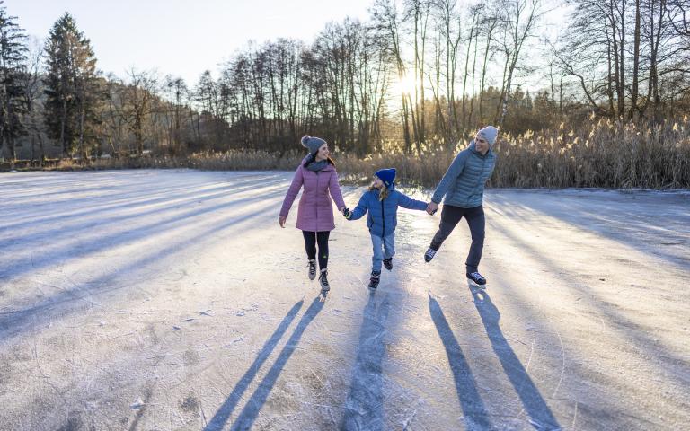 Abseits der Piste_Eislaufen_Flatschacher See_Familie_Nockberge_Winter ©Gert Perauer_MBN Tourismus (8)